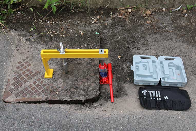 Hydraulic Manhole Seal Breaker with the cover lifted